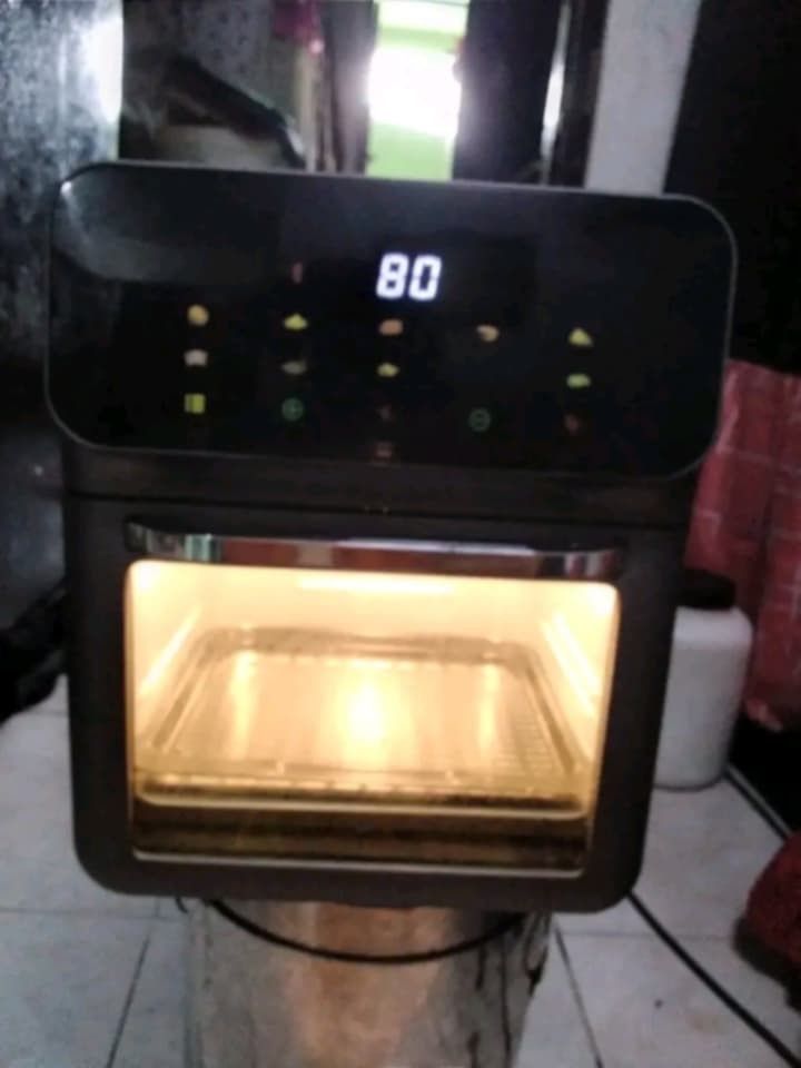 oven (Category: Bakeware) located in Manila. Submitted by newwater.702d09 (Listing ID 1452104063, Image 3). Description: working good as new.