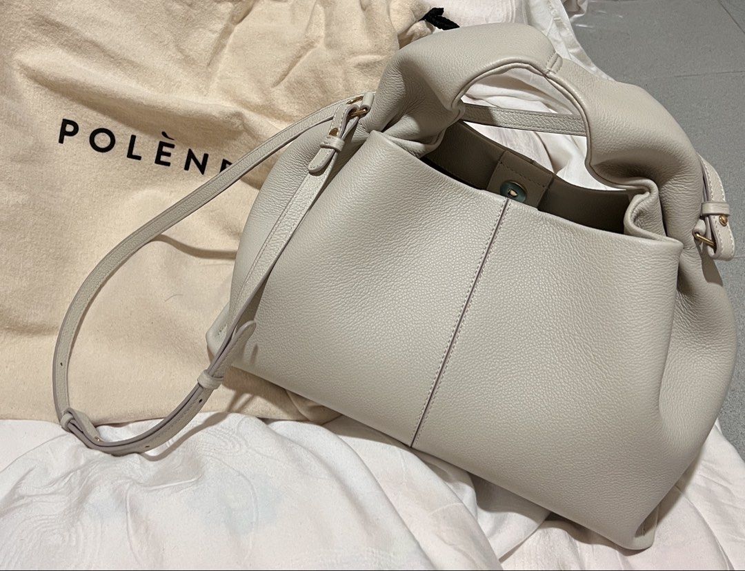 Polène Numéro Neuf 100%全新正品number nine 9 （分類：手袋及銀包）位於 Hong Kong。 由 candykandy 提交（商品編號 1452010676，圖片 1）。簡介： Polène Numéro Neuf 100%全新正品number nine 9 （大size不是mini)，睇照片有假貨不能模仿的曲線 日本購入 只拆開檢查 全新品 紙盒已掉，但保存了內裏的小卡和牛油紙 荃灣/金鐘/灣仔地鐵站交收 。