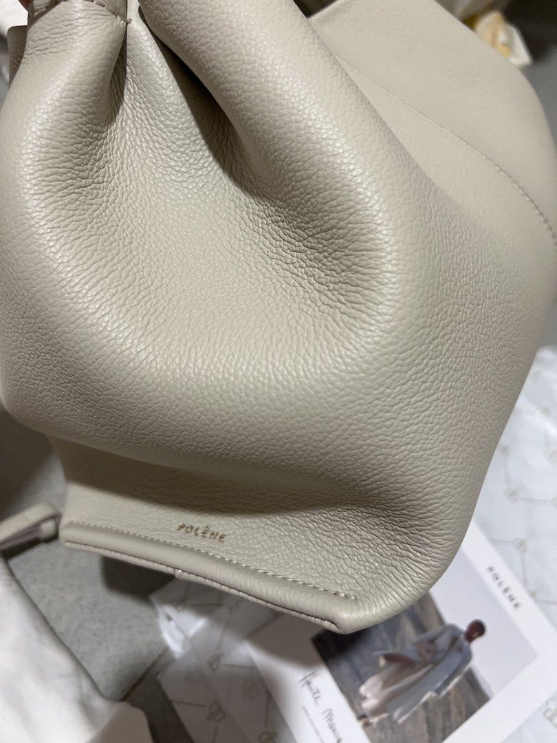 Polène Numéro Neuf 100%全新正品number nine 9 （分類：手袋及銀包）位於 Hong Kong。 由 candykandy 提交（商品編號 1452010676，圖片 3）。簡介： Polène Numéro Neuf 100%全新正品number nine 9 （大size不是mini)，睇照片有假貨不能模仿的曲線 日本購入 只拆開檢查 全新品 紙盒已掉，但保存了內裏的小卡和牛油紙 荃灣/金鐘/灣仔地鐵站交收 。
