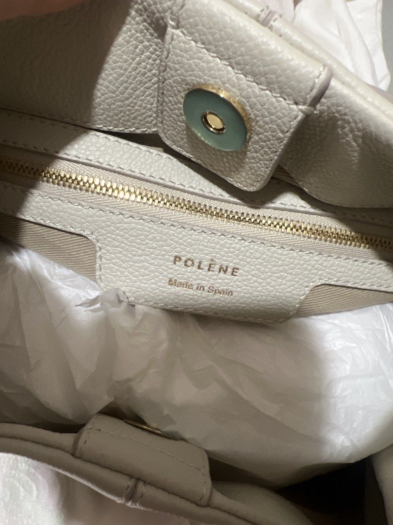 Polène Numéro Neuf 100%全新正品number nine 9 （分類：手袋及銀包）位於 Hong Kong。 由 candykandy 提交（商品編號 1452010676，圖片 2）。簡介： Polène Numéro Neuf 100%全新正品number nine 9 （大size不是mini)，睇照片有假貨不能模仿的曲線 日本購入 只拆開檢查 全新品 紙盒已掉，但保存了內裏的小卡和牛油紙 荃灣/金鐘/灣仔地鐵站交收 。