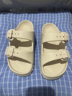 (Category: ) located in . Submitted by comfortandlovecloset (Listing ID 1452021157, Image 1). Description: .