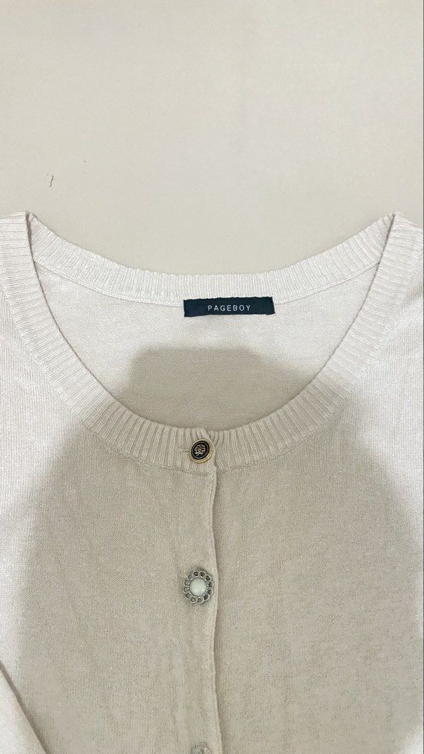 Preloved Cardigan Wanita Beige/Cream (Kategori: Atasan) berada di Tangerang. Dikirim oleh 900dbye_ (ID iklan 1452060154, Gambar 2). Deskripsi: Lingkar Dada - 100cm Panjang Baju - 55cm.