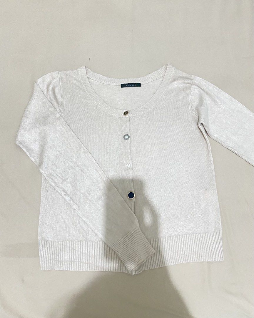 Preloved Cardigan Wanita Beige/Cream (Kategori: Atasan) berada di Tangerang. Dikirim oleh 900dbye_ (ID iklan 1452060154, Gambar 1). Deskripsi: Lingkar Dada - 100cm Panjang Baju - 55cm.