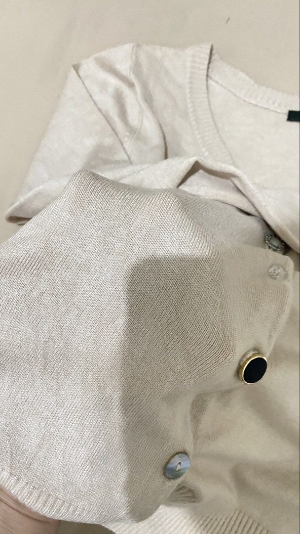 Preloved Cardigan Wanita Beige/Cream (Kategori: Atasan) berada di Tangerang. Dikirim oleh 900dbye_ (ID iklan 1452060154, Gambar 3). Deskripsi: Lingkar Dada - 100cm Panjang Baju - 55cm.
