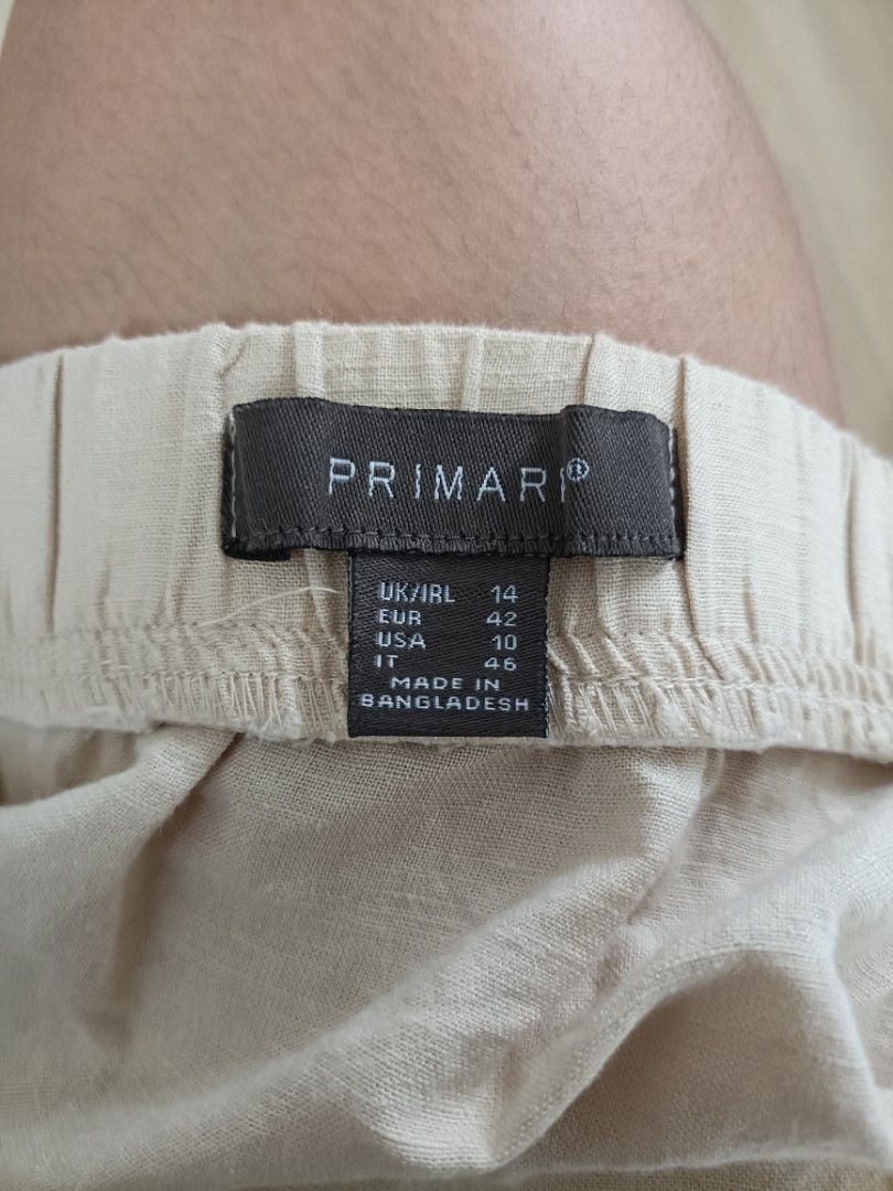 Primark Beige Linen Gathered Strap Square Neck Crop Top (Category: Sleeveless) located in Bacoor. Submitted by Miss_Chuch0521 (Listing ID 1451901420, Image 3). Description: - Cute beige crop top from Primark - Features a square neckline with gathered straps - Lightweight fabric, ideal for warm weather - Versatile: easy to pair with shorts or skirts - Made in Bangladesh - Size: 14 UK / 42 EU.