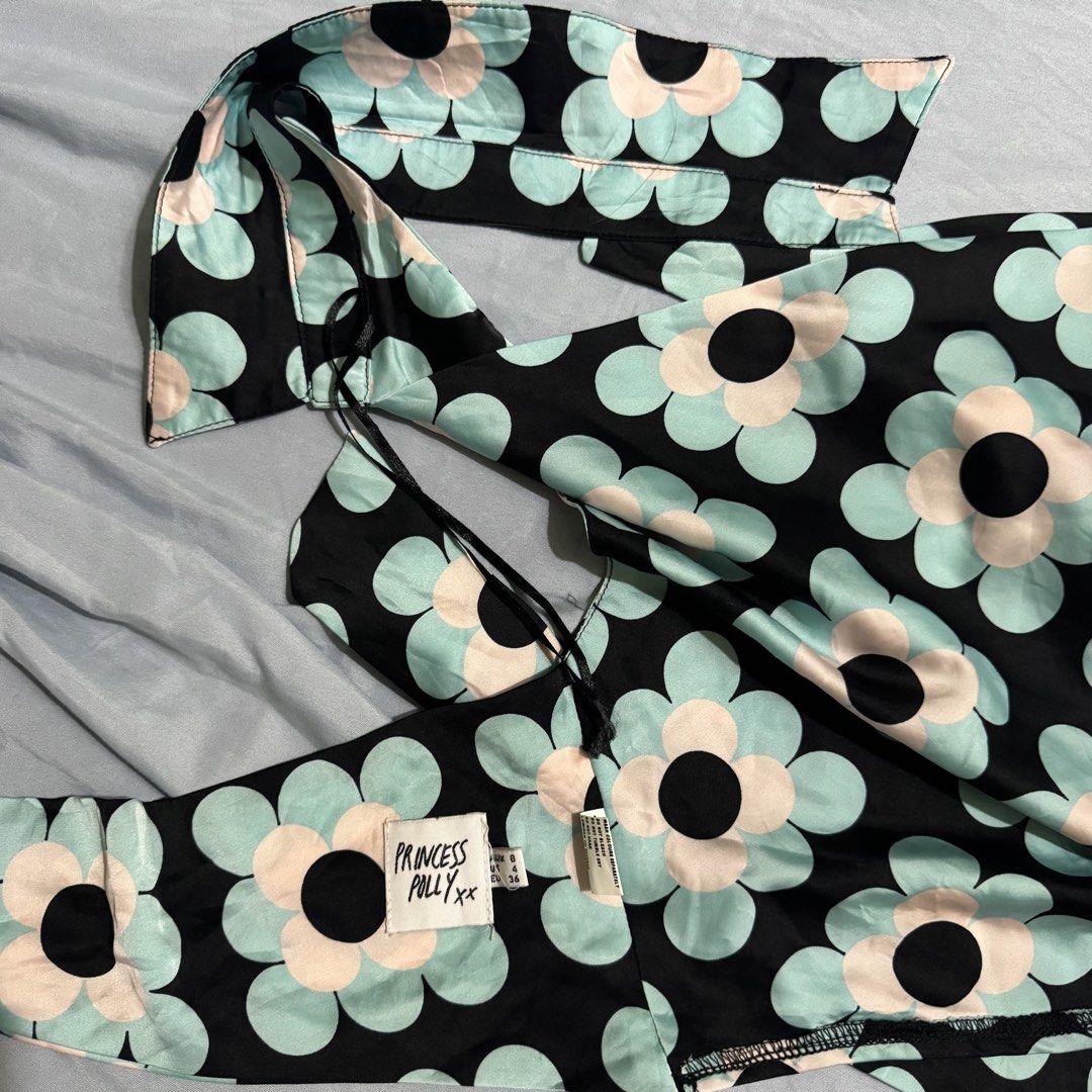 Princess Polly Floral Halter Neck Top (Category: Sleeveless) located in Aloran. Submitted by kheyx (Listing ID 1452037564, Image 3). Description: - Backless - Fun retro floral print with light blue and cream flowers - Silky material - Ties at the neck and back - Versatile: dress up or down UK 8 US 4 small-medium size.