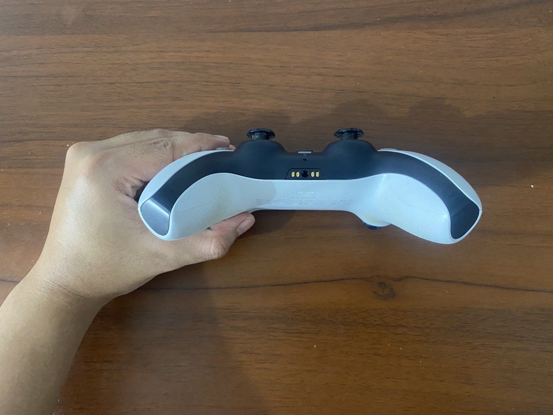 PS5 CONTROLLER (Category: Controllers) located in Santa Rosa. Submitted by jiminloi (Listing ID 1452047763, Image 3). Description: PS5 CONTROLLER FOR SALE!!! ₱2,500 ONLY!! -LINISIN NIYO NA LANG YUNG LIKOD DAHIL DUN SA PINK COVER NA GOMA -NEW BATTERY BIÑAN LAGUNA LOCATION .