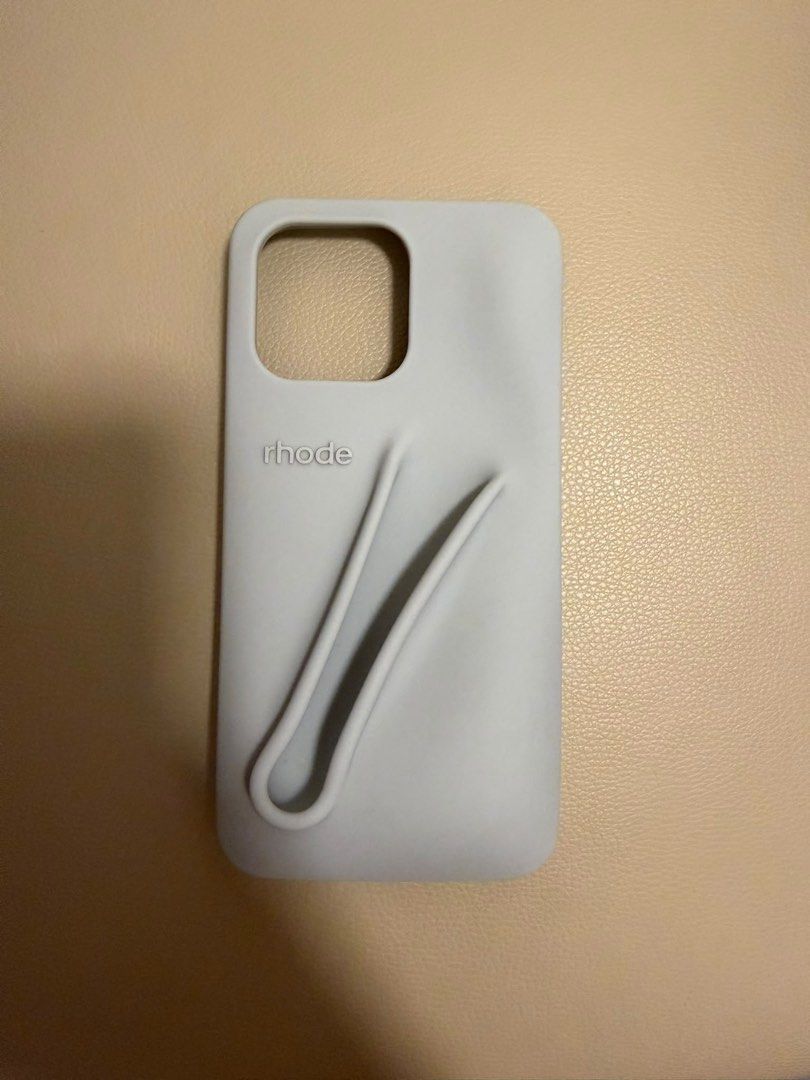 Rhode iPhone 15 Pro Max Case （分類：手機套及手機殻）位於 Hong Kong。 由 mr.number4.7 提交（商品編號 1452077948，圖片 1）。簡介： - Grey Rhode phone case - Built-in grip on the back - Fits iPhone 15 Pro Max - Provides good phone protection - Easy and comfortable to hold。