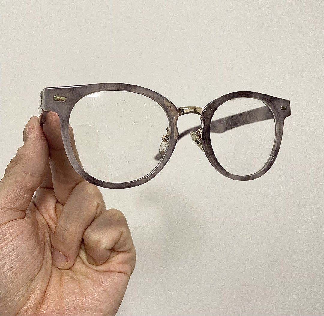 Ruby frame glasses （分類：眼鏡）位於 Hong Kong。 由 chanseller 提交（商品編號 1452096164，圖片 2）。簡介： Selling these stylish Ruby frame glasses, perfect for adding a touch of sophistication to your look! The frames have a unique, subtle marbled pattern that's really eye-catching. I'm happy to meet up in Yuen Long, or Mong Kok if you're local. Grab these beauties before they're gone!。