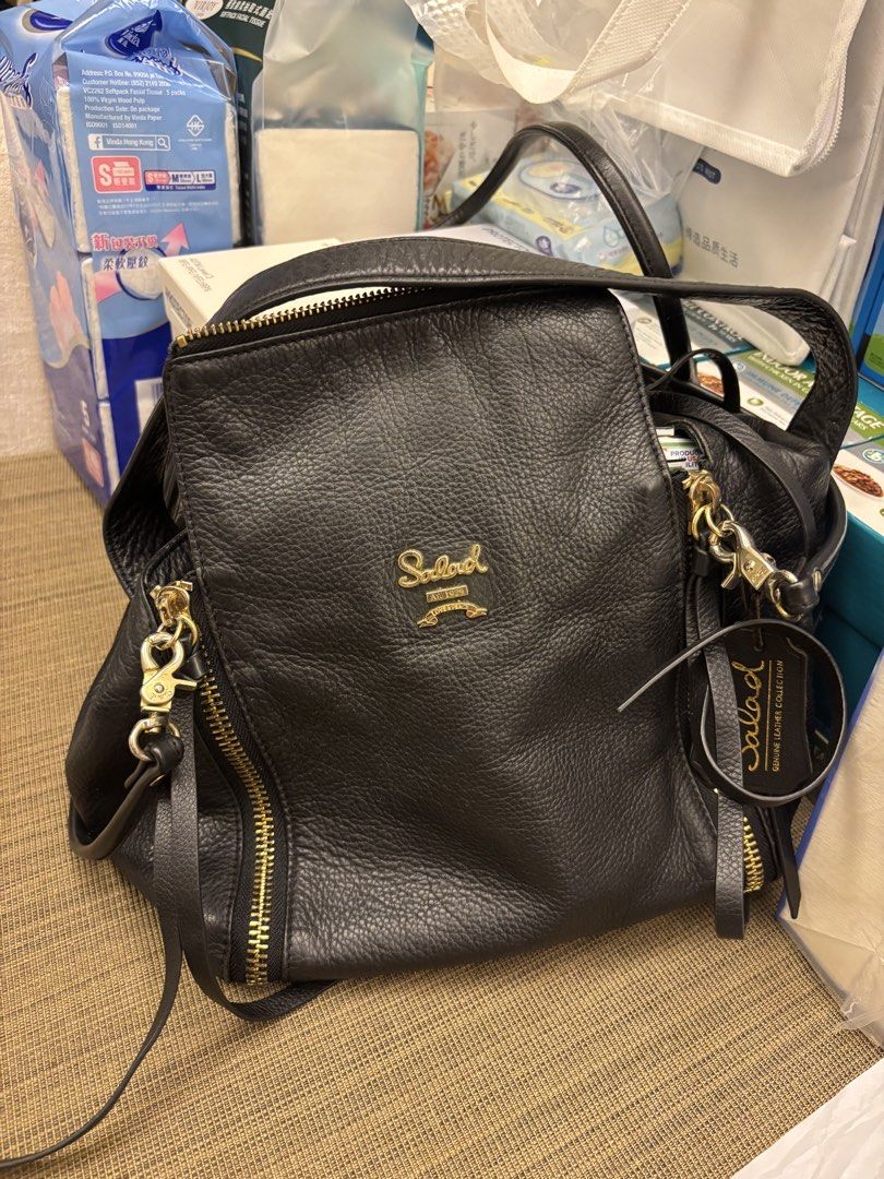 Salad bucket black （分類：單肩包）位於 Hong Kong。 由 fastshark_83240e 提交（商品編號 1451966014，圖片 1）。簡介： 自用 連帶card holder跌咗 介意勿買。