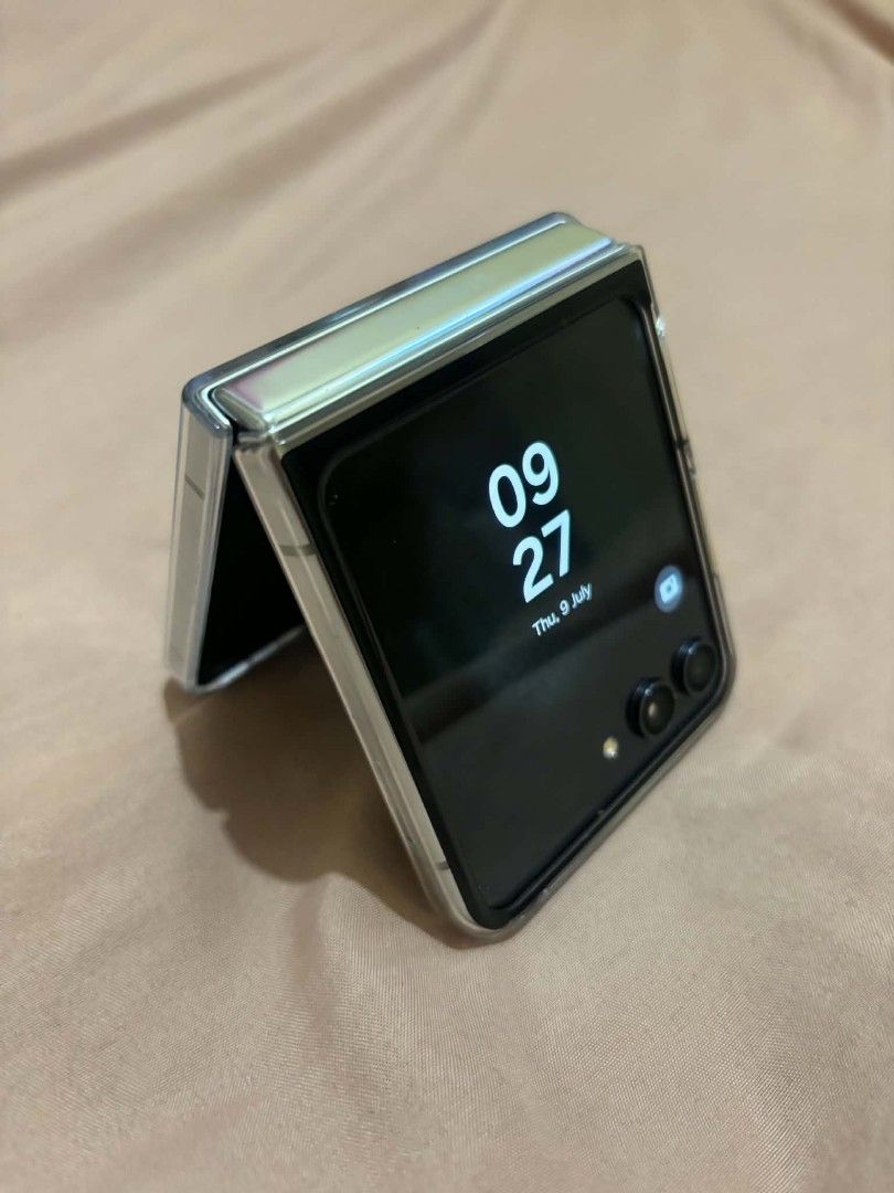 Samsung z flip 5 5g (Category: Samsung) located in Manila. Submitted by kaye0923 (Listing ID 1451904440, Image 2). Description: Samsung z flip 5 5G 8/256gb openline ntc approved no issue.