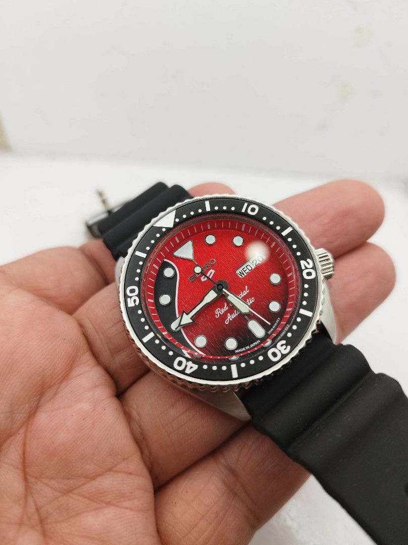 Seiko divers red special (Category: Men's Watches) located in Quezon City. Submitted by WatchProject (Listing ID 1451980840, Image 3). Description: original Seiko 7s36 movement in good running condition stainless steel aftermarket base dial hands and strap 42mm case dm with factory to Nd scratches at the back see pic non screw down crown with box manual and paper bag.