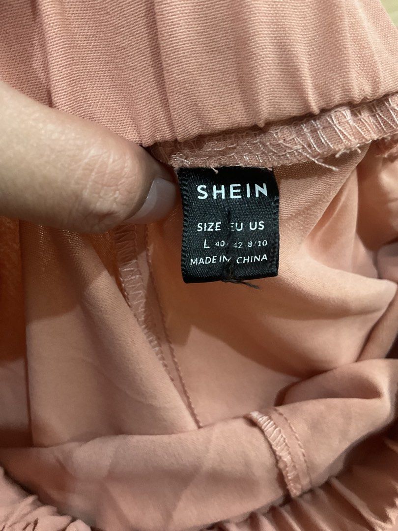 SHEIN Pink Bell Bottom Pants Size L (Category: Jeans) located in Makati City. Submitted by slickthingsph (Listing ID 1452028225, Image 2). Description: - Pink bell bottom pants from SHEIN - Comfortable elastic waistband - Size L - Made in China - Versatile for casual or dressed-up outfits.