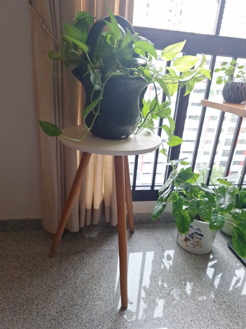 Simple elegant table. (Category: Other Home Furniture) located in Singapore. Submitted by chewichomp2 (Listing ID 1451923086, Image 2). Description: .