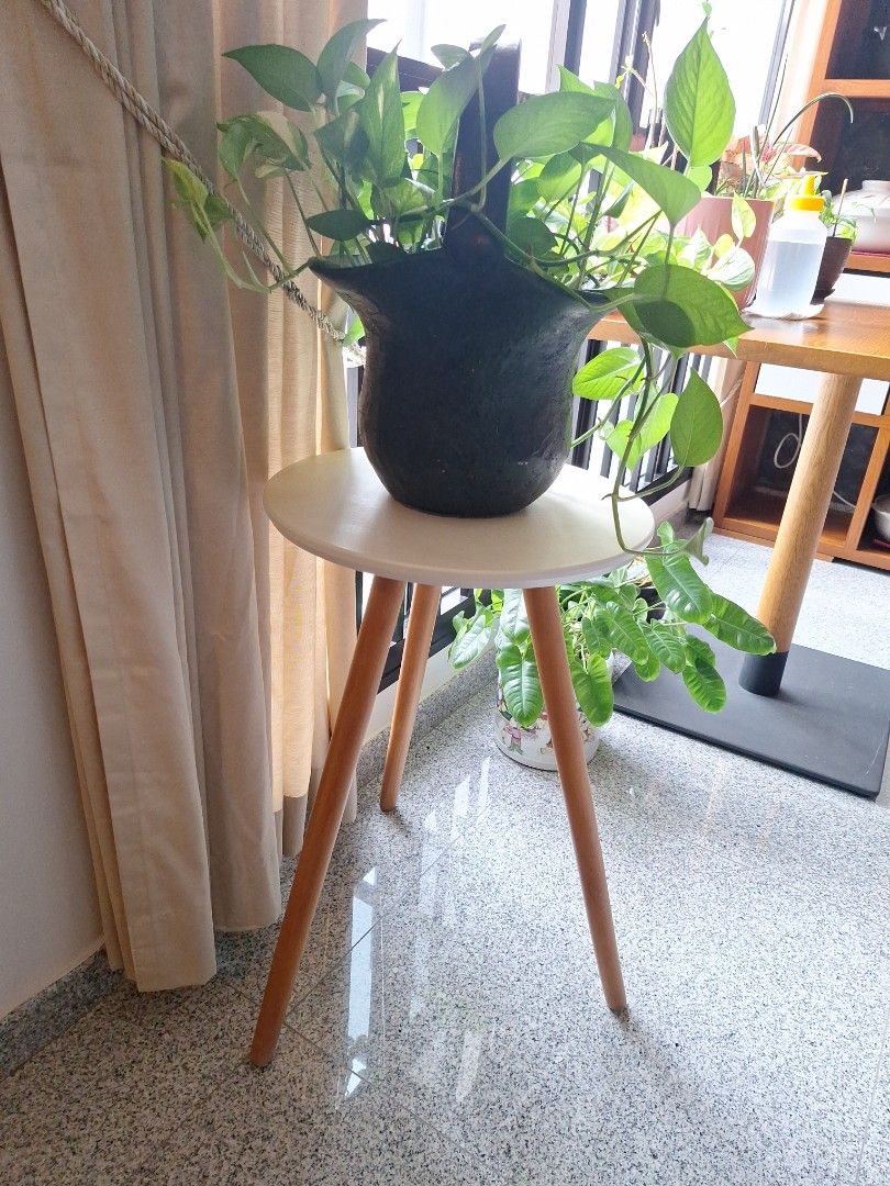 Simple elegant table. (Category: Other Home Furniture) located in Singapore. Submitted by chewichomp2 (Listing ID 1451923086, Image 1). Description: .
