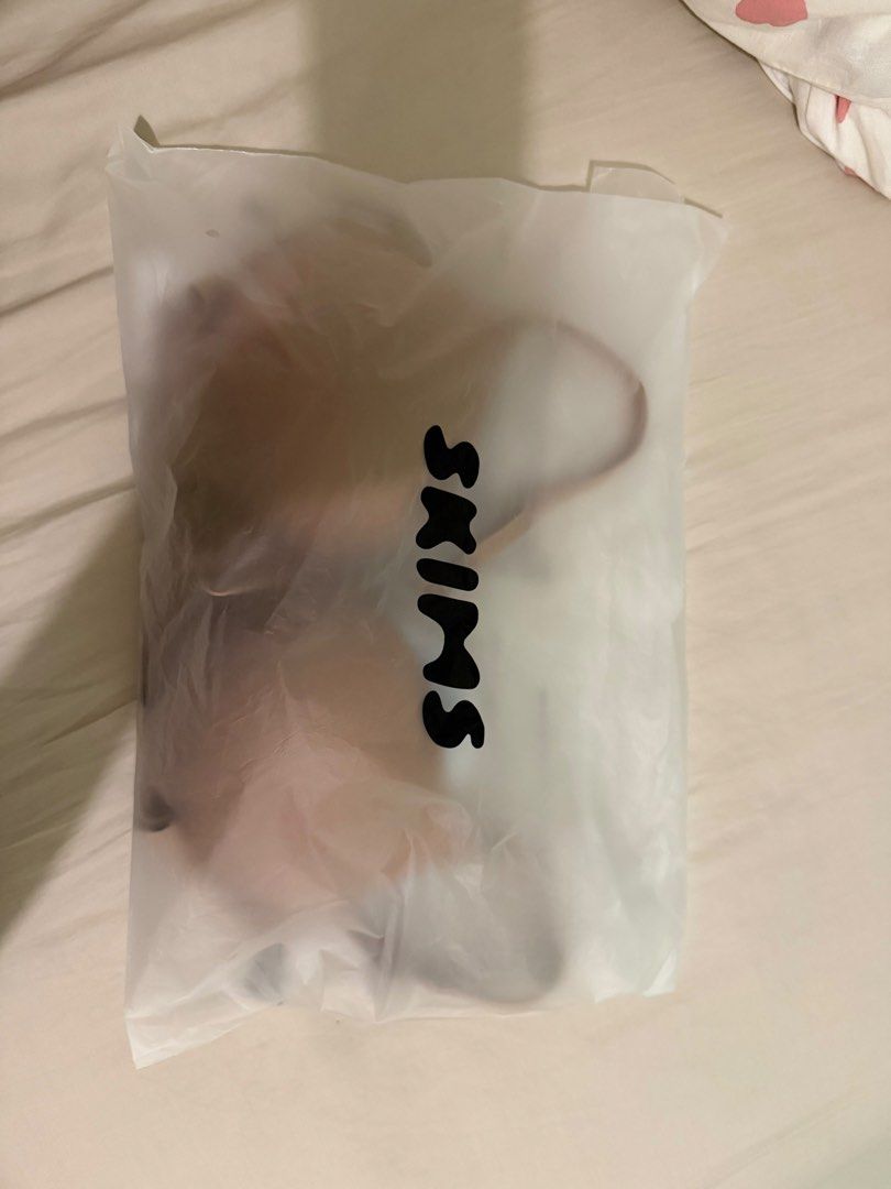 Skims Teardrop Push-up Bra （分類：內衣和休閒服）位於 Hong Kong。 由 Jas2307 提交（商品編號 1451963847，圖片 1）。簡介： Brand New! Bought the wrong size… I hope someone finds it useful and buys it back home! 全新！買錯咗size⋯⋯希望有啱嘅人可以買佢返屋企！ - Brand: Skims - Style: Teardrop Push-up Bra - Size: 36B - Color: Sienna - Condition: Brand new with tags - Original packaging included - Designed for lift and shaping。