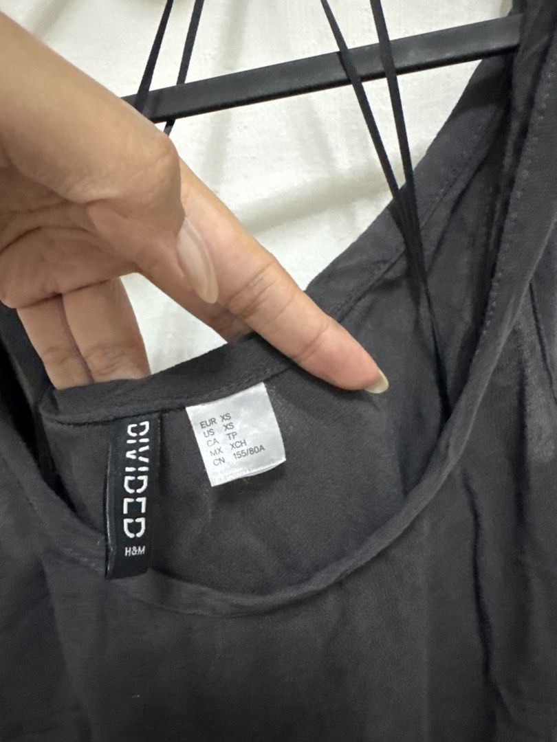 Sleeveless Top (Category: Sleeveless) located in Quezon City. Submitted by fromthreesha (Listing ID 1451983841, Image 2). Description: Rarely Used. .