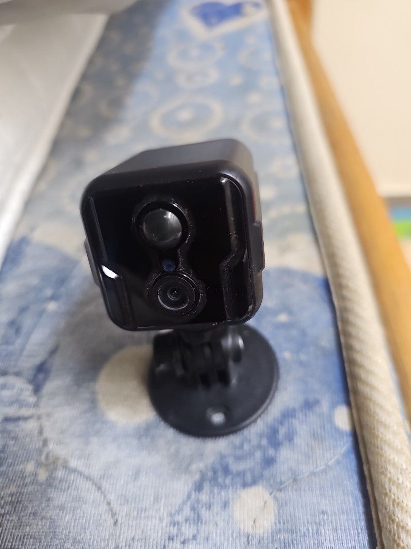 Smart Camera Mini Security Camera （分類：保安系統及閉路電視）位於 Hong Kong。 由 malikania 提交（商品編號 1451992163，圖片 1）。簡介： Mini smart camera. Black colour. Has a QR code on the side. Comes with a suction cup mount. Good for keeping an eye on things.。