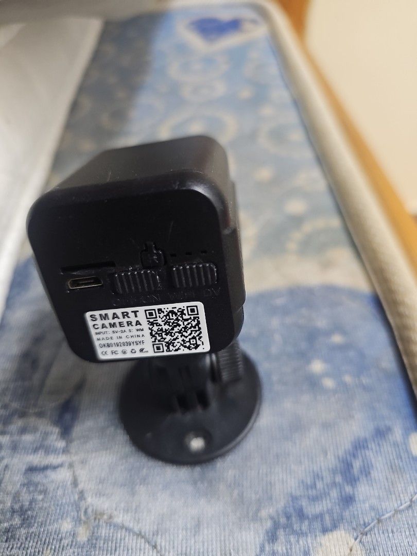 Smart Camera Mini Security Camera （分類：保安系統及閉路電視）位於 Hong Kong。 由 malikania 提交（商品編號 1451992163，圖片 2）。簡介： Mini smart camera. Black colour. Has a QR code on the side. Comes with a suction cup mount. Good for keeping an eye on things.。