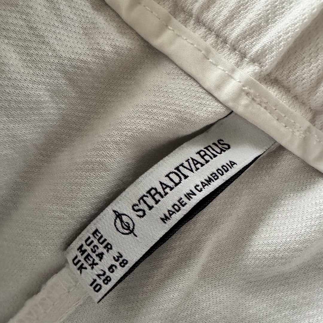 Stradivarius Beige Linen Blend Pleated Shorts (Category: Shorts) located in Muntinlupa City. Submitted by decluttering22.22 (Listing ID 1451927405, Image 2). Description: - Brand: Stradivarius - Features: Pleated front, button and zip closure - Occasion: Great for casual wear.