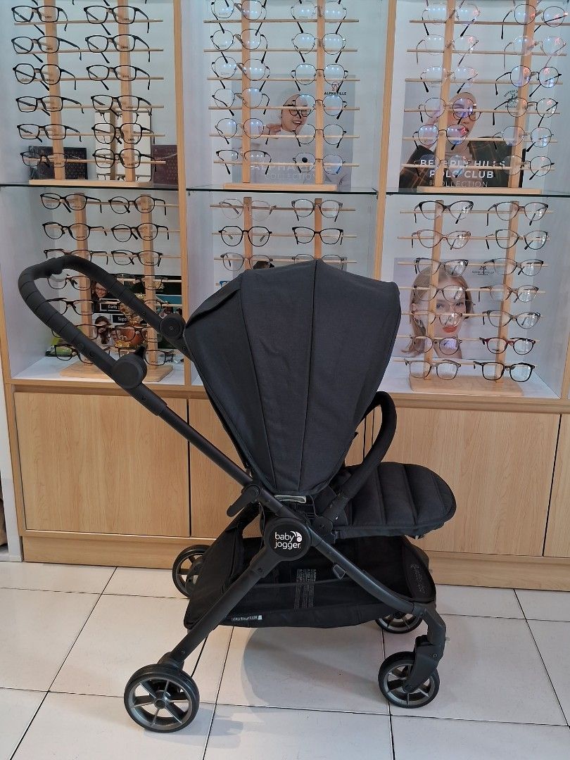 Stroller Branded Baby Jogger City Tour Lux Warna Granite #Stroler Cabin Size Mothercare Bugaboo Ergobaby Recaro Mima Xary Uppa Baby Jogger Babyzen Yoyo Mamas Papas Cybex Oyster Silvercross Stokke Chicco Graco Nuna Joie Mamaway Hybrid (Kategori: Kereta, Kursi Goyang & Gendongan Bayi) berada di Tangerang. Dikirim oleh kadean (ID iklan 1452035447, Gambar 3). Deskripsi: Stroller Branded Baby Jogger City Tour Lux Warna : Granite Include Backpack Bonus