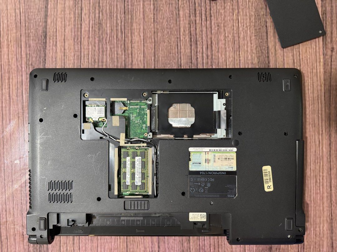 Take all nalangs (Category: Laptops & Notebooks) located in Valenzuela. Submitted by zuubee (Listing ID 1452038606, Image 3). Description: As is Scrap Laptop no display .