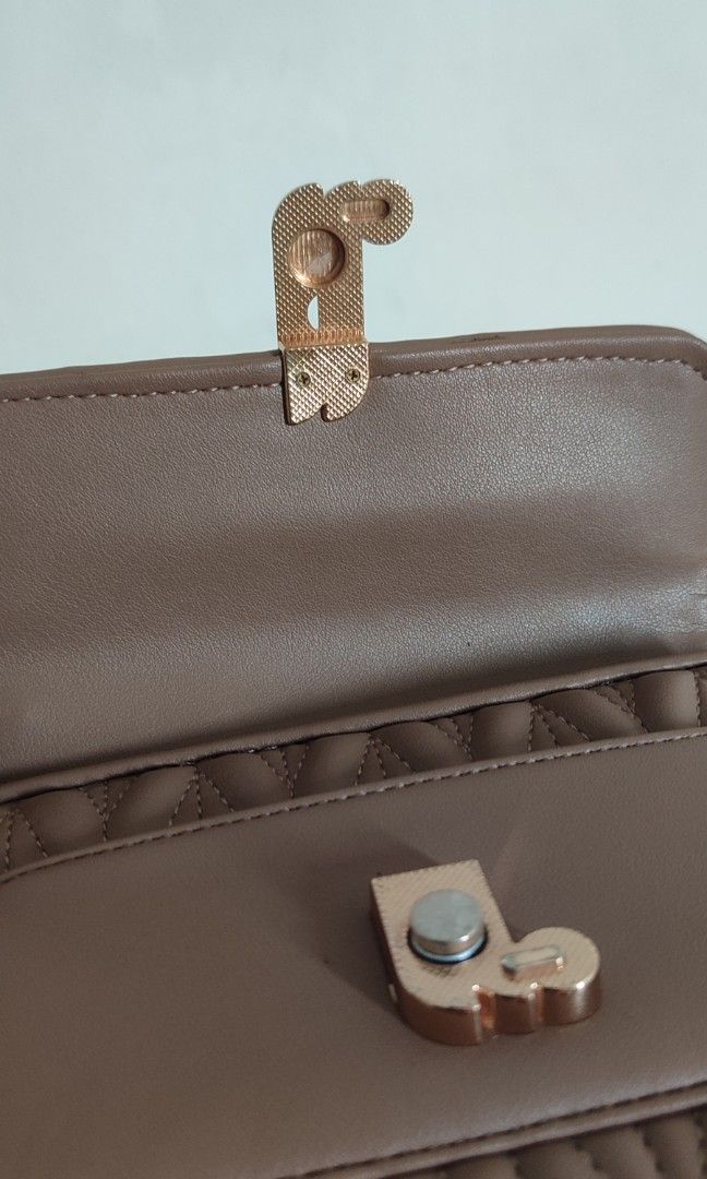 Tas Hey Local (Kategori: Tas & Dompet Wanita) berada di Jakarta Pusat. Dikirim oleh lisancloset (ID iklan 1451971489, Gambar 3). Deskripsi: minus magnet tidak nempel dan sedikit kotor cuma dipake 2 kali aja bener bener masih bagus, dalamnya dan luarnya.