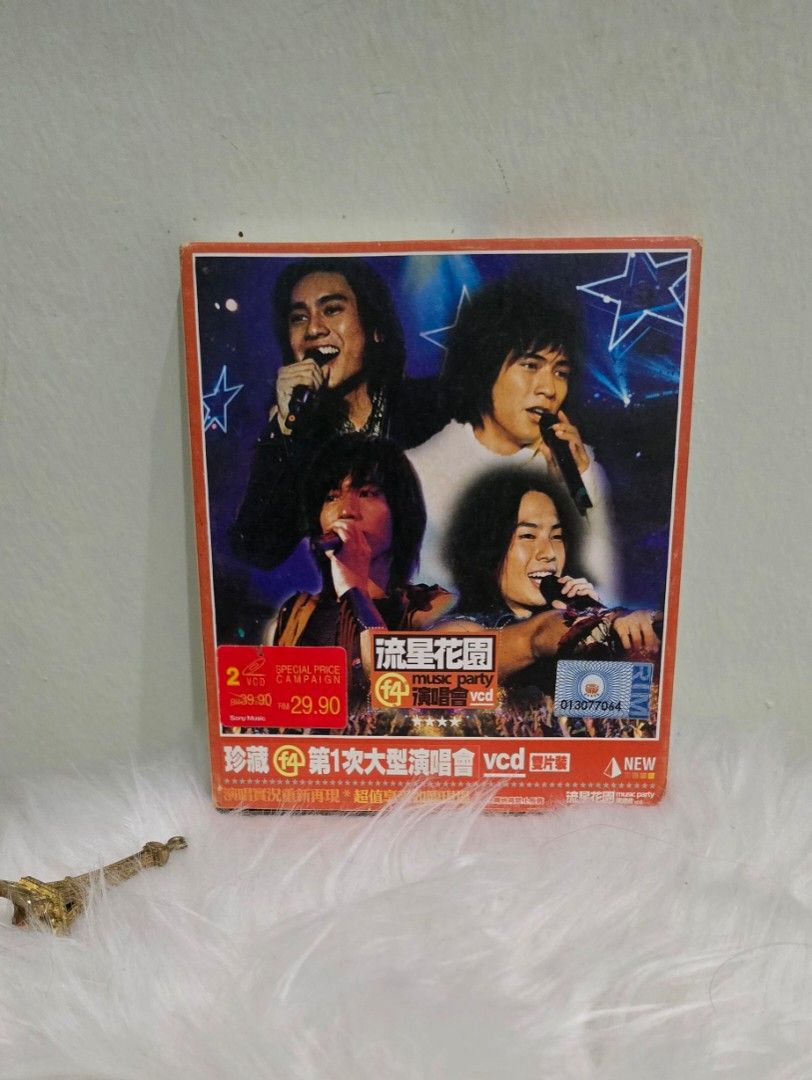The Flowers CD Album (Category: CDs & DVDs) located in Kuantan. Submitted by hongbeeai (Listing ID 1452045971, Image 1). Description: Original F4 "Music Party" 2VCD. Released by Sony Music Taiwan in 2002. � YesAsia Vintage collectible item. Booklet/cover has yellowing and age spots due to storage and age. Sold as shown in photos. Please review all photos before purchasing F4《流星花园 Music Party》原版 VCD Sony Music Taiwan 发行 2VCD 演唱会版本（2002年发行）� YesAsi