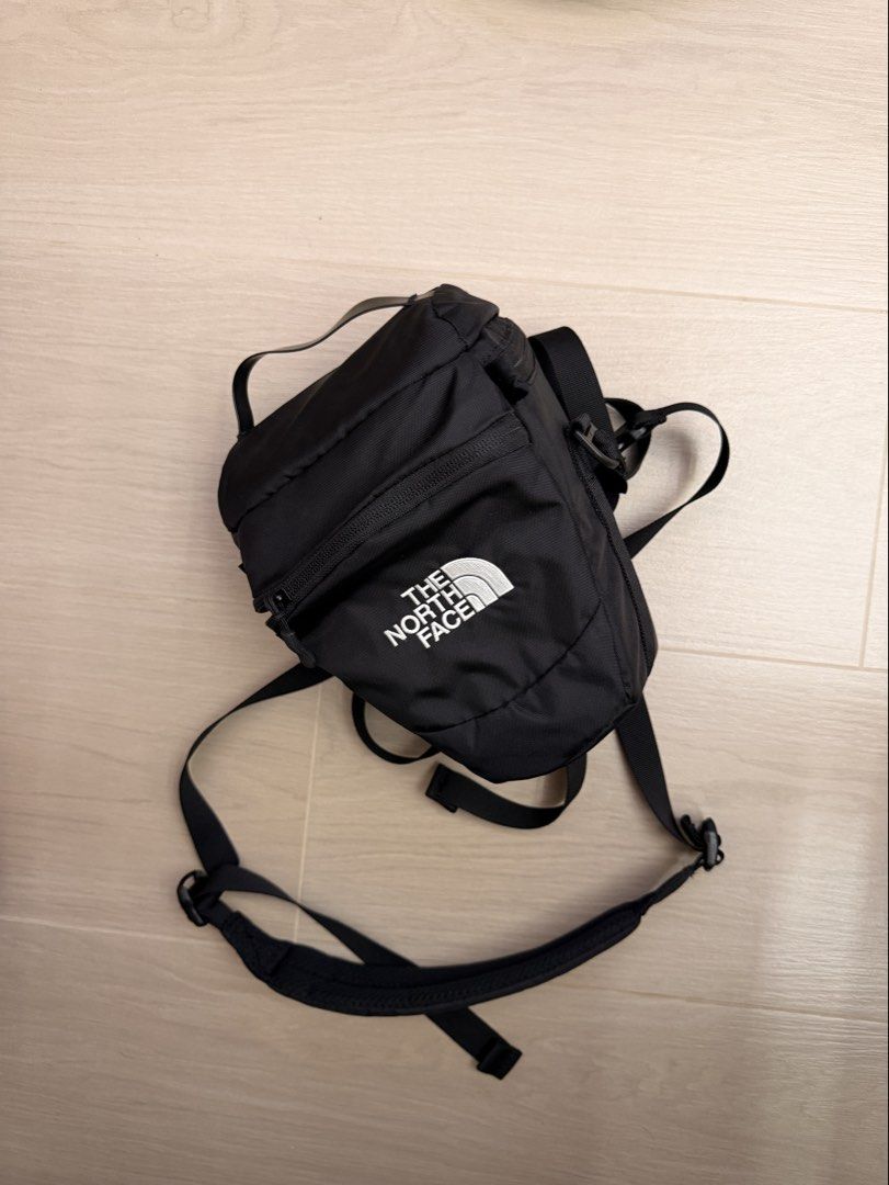 The North Face 斜孭袋 背囊 （分類：背包）位於 Hong Kong。 由 benchan1210 提交（商品編號 1452033560，圖片 1）。簡介： The North Face 黑色斜孭袋，容量唔細。另外仲有個黑色背囊，都係The North Face。兩個袋都係黑色，簡約設計。適合唔同場合用。有興趣可以問下。。