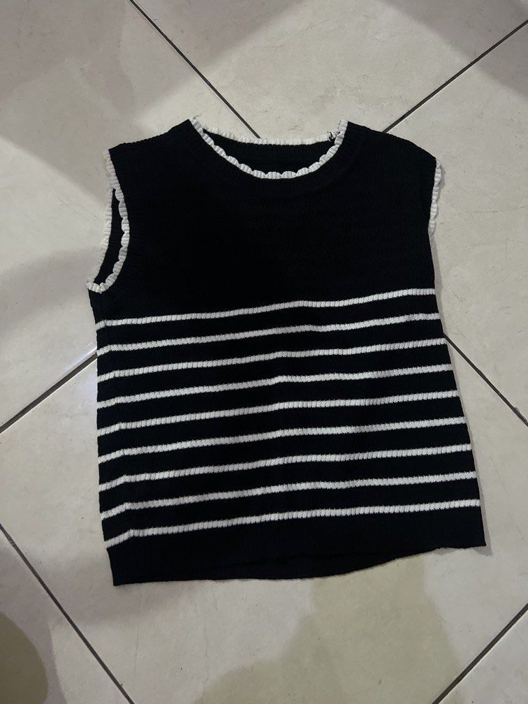 Top knit (Kategori: Atasan) berada di Jakarta Utara. Dikirim oleh littlellstorage (ID iklan 1452034360, Gambar 1). Deskripsi: .
