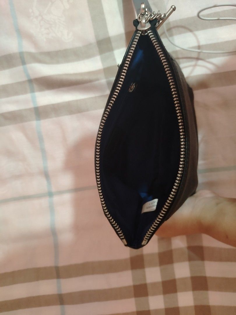 Tough Wristlet (Category: Purses & Pouches) located in Abucay. Submitted by zai_1313 (Listing ID 1452083638, Image 3). Description: -Tough Genuine Leather Wristlet -10/10.