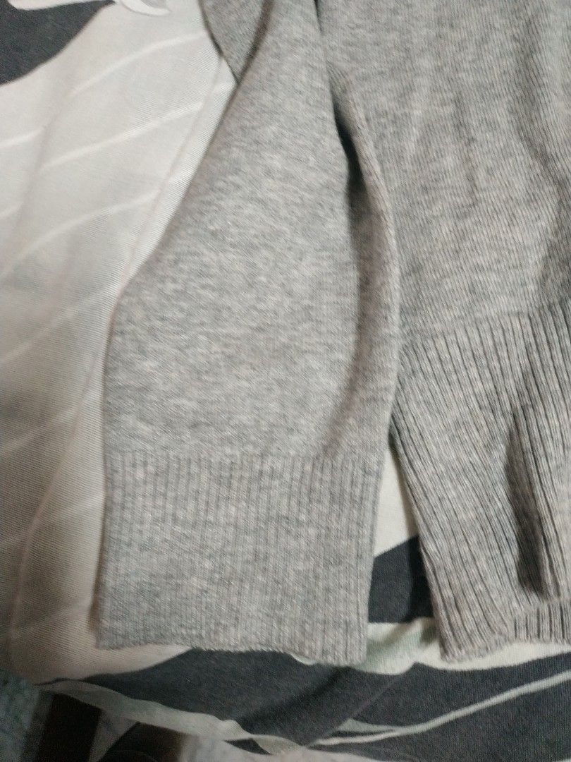 Turtle neck (Category: Longsleeves) located in Singapore. Submitted by whitetip88 (Listing ID 1452079641, Image 3). Description: .