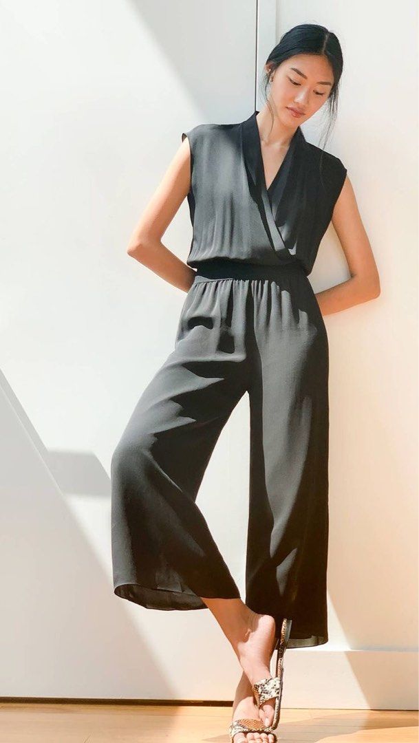 Uniqlo black jumpsuit (Category: Jumpsuits) located in Valenzuela. Submitted by andreaaah (Listing ID 1452021967, Image 1). Description: L49 B34-35 W28-30 fits S-M.