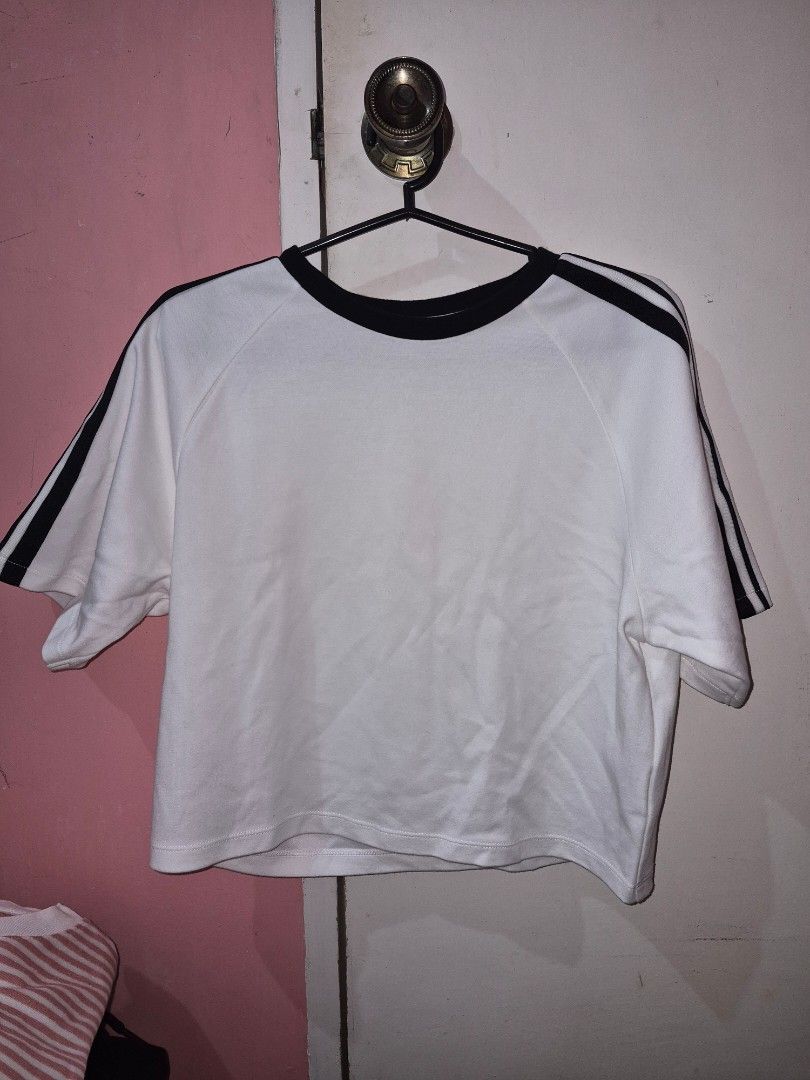 UNIQLO cropped T-shirt (Category: Shirts) located in Bulacan. Submitted by mrk_mdl (Listing ID 1452044526, Image 2). Description: - Brand: UNIQLO - Color: White with black stripes on sleeves and collar - Size: 150 cm kids (fits small) - Origin: Made in Cambodia - Style: Simple, classic, great for everyday wear.