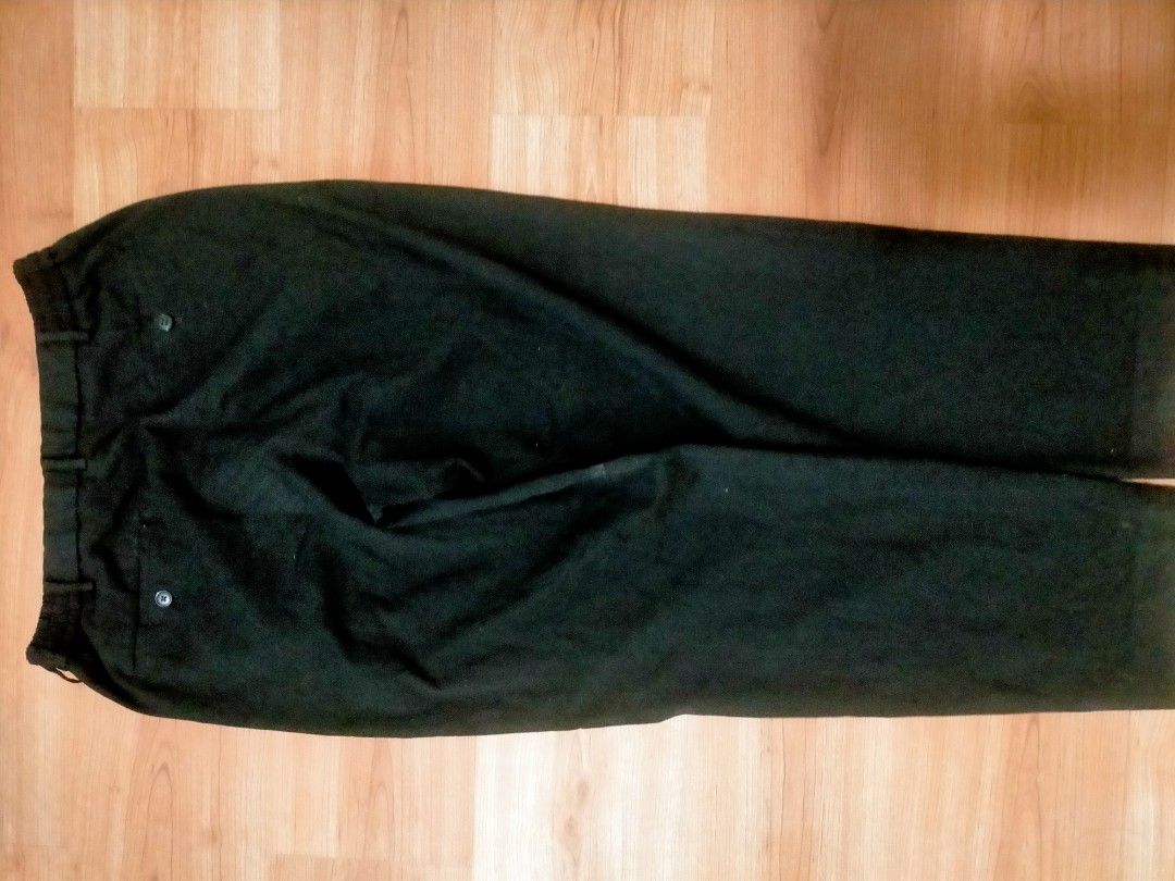 UNIQLO PLEATED TAPERED PANTS (Category: Chinos) located in Angeles City. Submitted by luigids (Listing ID 1452052393, Image 2). Description: SIZE MEDIUM ISSUE: WALANG TALI PERO MERONG REPLACEMENT WAIST: 30-36 LENGTH: 40 LOC: ANGELES CITY,PAMPANGA.