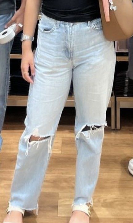 UNIQLO Ripped Straight Leg Jeans (Category: Jeans) located in Cebu City. Submitted by loupreloveddd (Listing ID 1452004694, Image 3). Description: - UNIQLO Light Wash Wide Leg Jeans - High-waisted style - Ripped details on legs - Size 25 on tag (waist 63cm) - fits up to 27 inches.