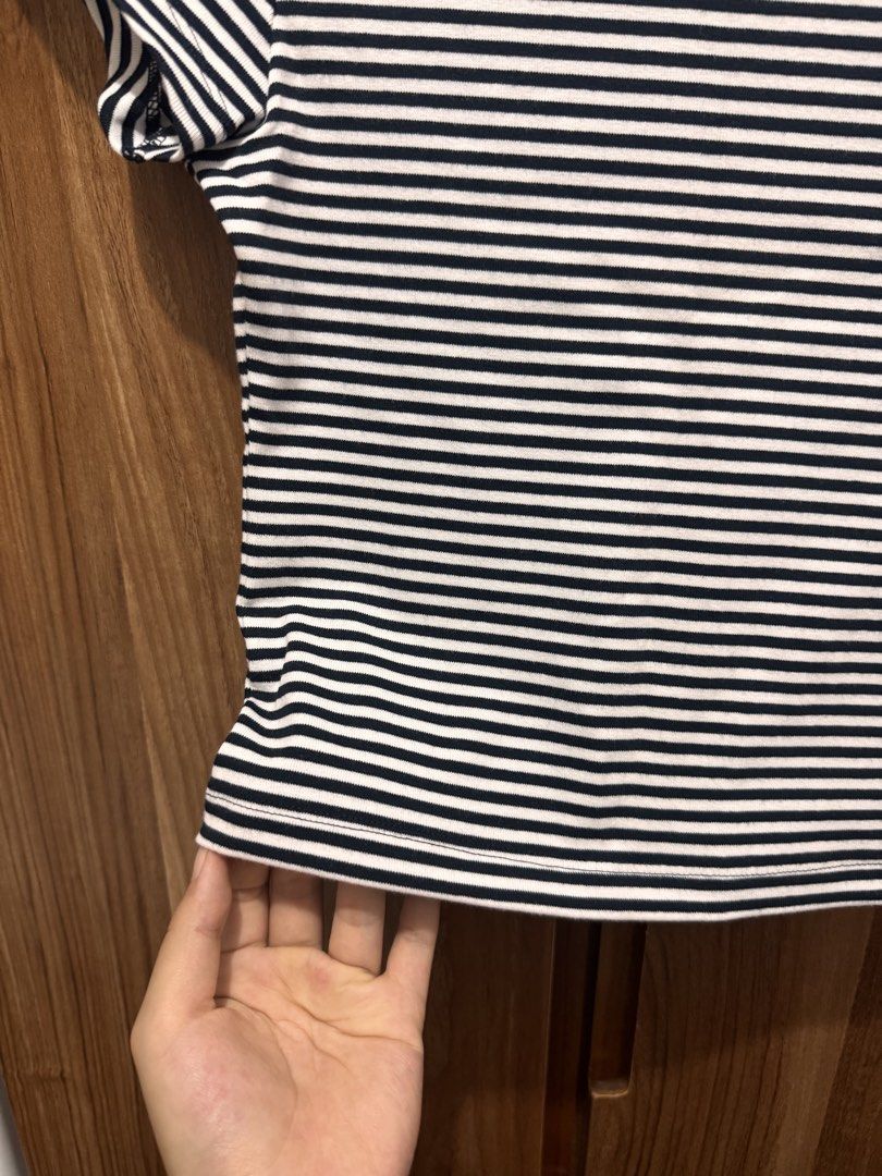 Uniqlo 間條t shirt （分類：T-shirt）位於 Hong Kong。 由 esmehoo 提交（商品編號 1452008279，圖片 2）。簡介： 未著過～偏緊身t。