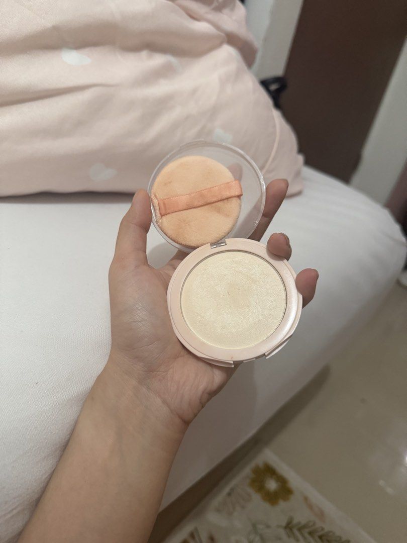 Vice Cosmetics Face Powder Compact with Puff (Category: Makeup) located in Davao. Submitted by fabdeclutter (Listing ID 1452101536, Image 2). Description: - V face powder compact - Includes a soft puff - Features a matte finish - Ideal for on-the-go touch-ups - Compact and portable for your bag - Selling because it's not used frequently.