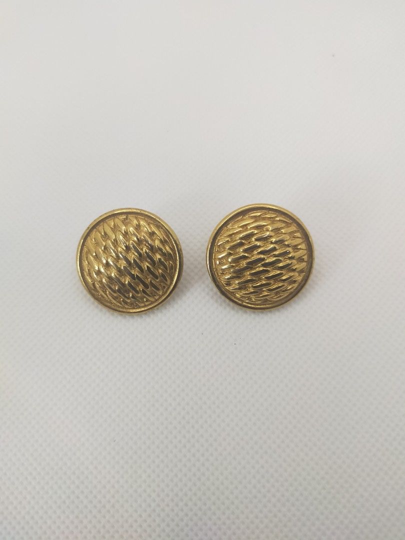 Vintage Monet Gold tone Earrings (Kategori: Jam & Perhiasan Antik) berada di Depok. Dikirim oleh barloak (ID iklan 1452079857, Gambar 1). Deskripsi: original kondisi mulus.