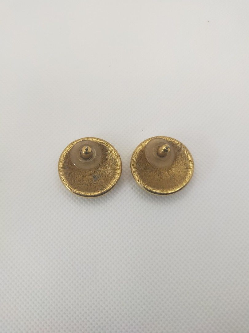 Vintage Monet Gold tone Earrings (Kategori: Jam & Perhiasan Antik) berada di Depok. Dikirim oleh barloak (ID iklan 1452079857, Gambar 2). Deskripsi: original kondisi mulus.