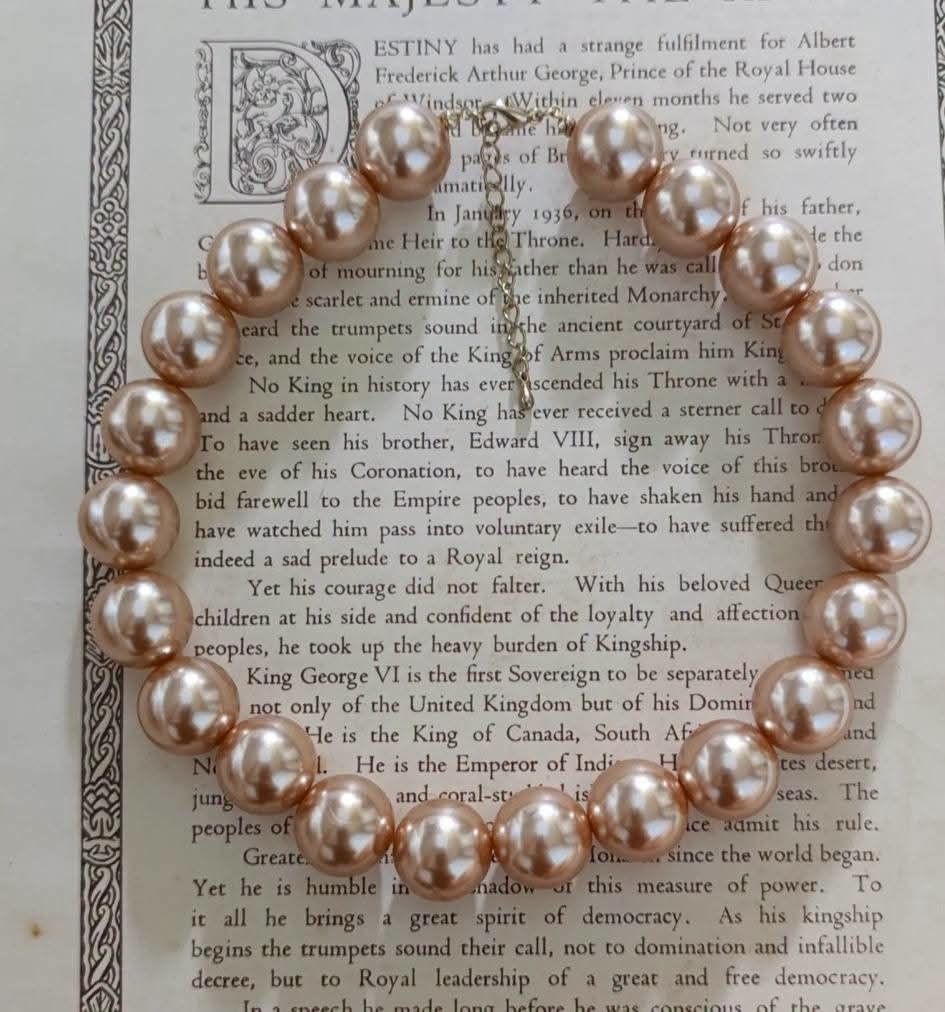 Vintage Oversized Faux Pearl (Category: Necklaces) located in Gingoog City. Submitted by ThePurpleBox (Listing ID 1452085726, Image 1). Description: Vintage Oversized Faux Pearl 680php✅ Super chunky, with a beautiful heavy weight and a rich, glossy golden glow. Looks incredibly classy on. Great pre-loved condition. Color: Champagne / Warm Bronze-Gold Material: High-density heavy resin cores with high-gloss luster Style: Chunky statement necklace 