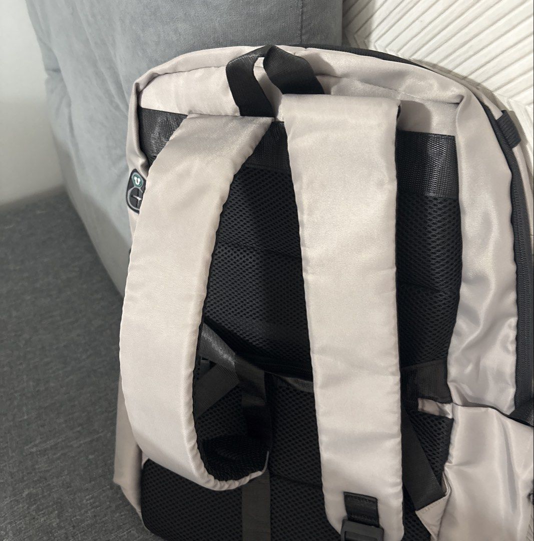 Working (Category: Backpacks) located in Singapore. Submitted by sok0521 (Listing ID 1451959443, Image 3). Description: Suitable for working and carrying laptop, spaces and compact, light weight..