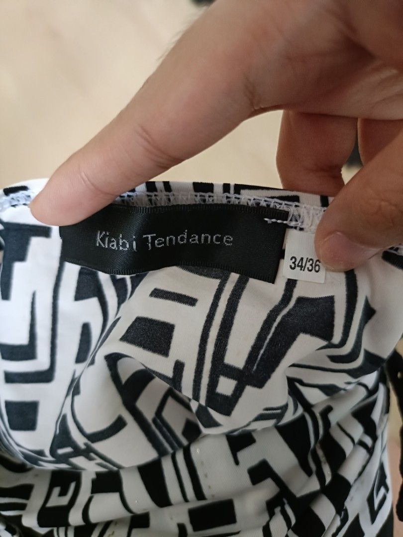 Y2k Black and White Geometric Print Halter Top (Category: Sleeveless) located in Bacoor. Submitted by Miss_Chuch0521 (Listing ID 1451902124, Image 2). Description: -Fits XS-S Eye-catching black and white geometric pattern - Stretchy and comfortable fabric - Halter neck with tie closure - Versatile: dress up for a night out or down for a casual day - Pairs perfectly with jeans or skirts.