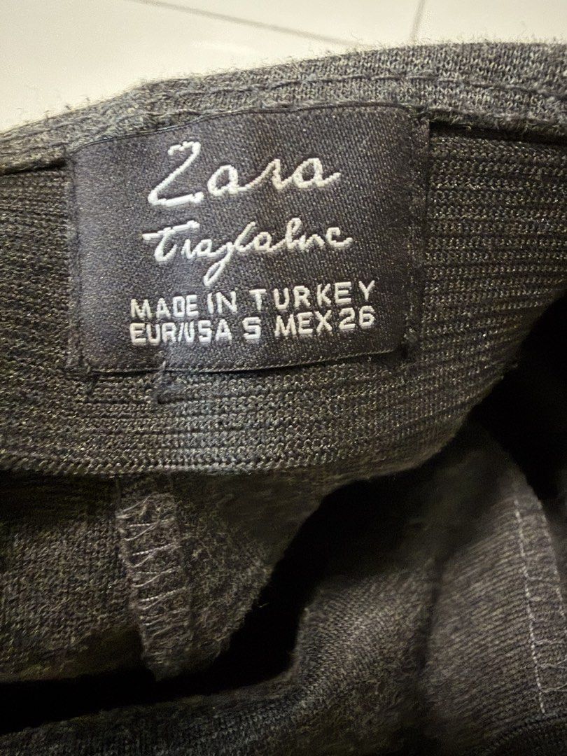 Zara 黑色半截裙 （分類：裙）位於 Hong Kong。 由 tammysuen3120 提交（商品編號 1452077601，圖片 3）。簡介： 。