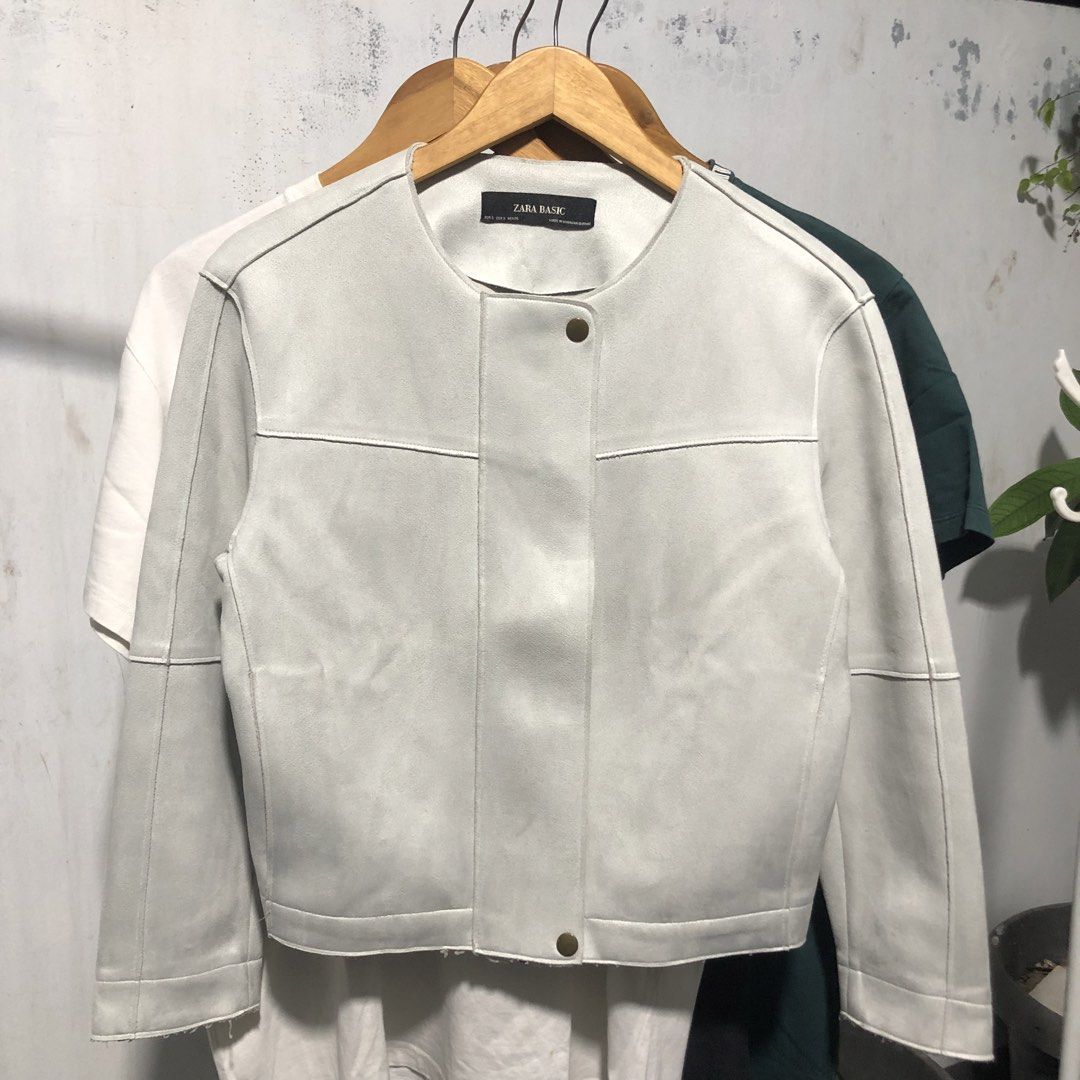 Zara Basic Faux Suede Jacket // Jaket // Uniqlo // H&M // Pull & Bear (Kategori: Atasan) berada di Jakarta Timur. Dikirim oleh justfashion.21 (ID iklan 1452038740, Gambar 1). Deskripsi: Zara Basic Faux Suede Jacket •Size Small •P x L (53x50) •Used Condition •Minus ada minor stain (Cek slide) Grab it fast, last stock! Interest? Dm me.