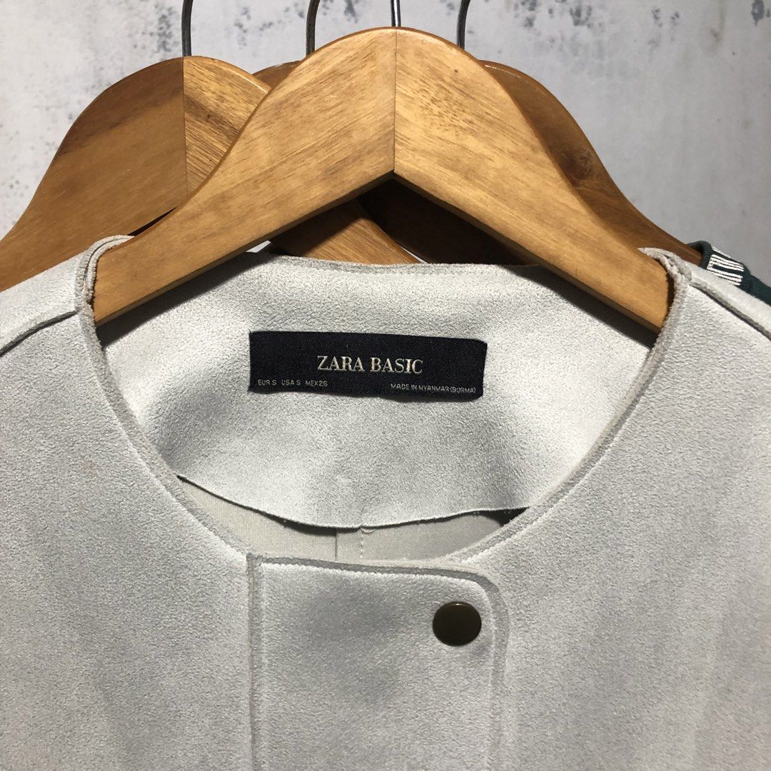 Zara Basic Faux Suede Jacket // Jaket // Uniqlo // H&M // Pull & Bear (Kategori: Atasan) berada di Jakarta Timur. Dikirim oleh justfashion.21 (ID iklan 1452038740, Gambar 3). Deskripsi: Zara Basic Faux Suede Jacket •Size Small •P x L (53x50) •Used Condition •Minus ada minor stain (Cek slide) Grab it fast, last stock! Interest? Dm me.