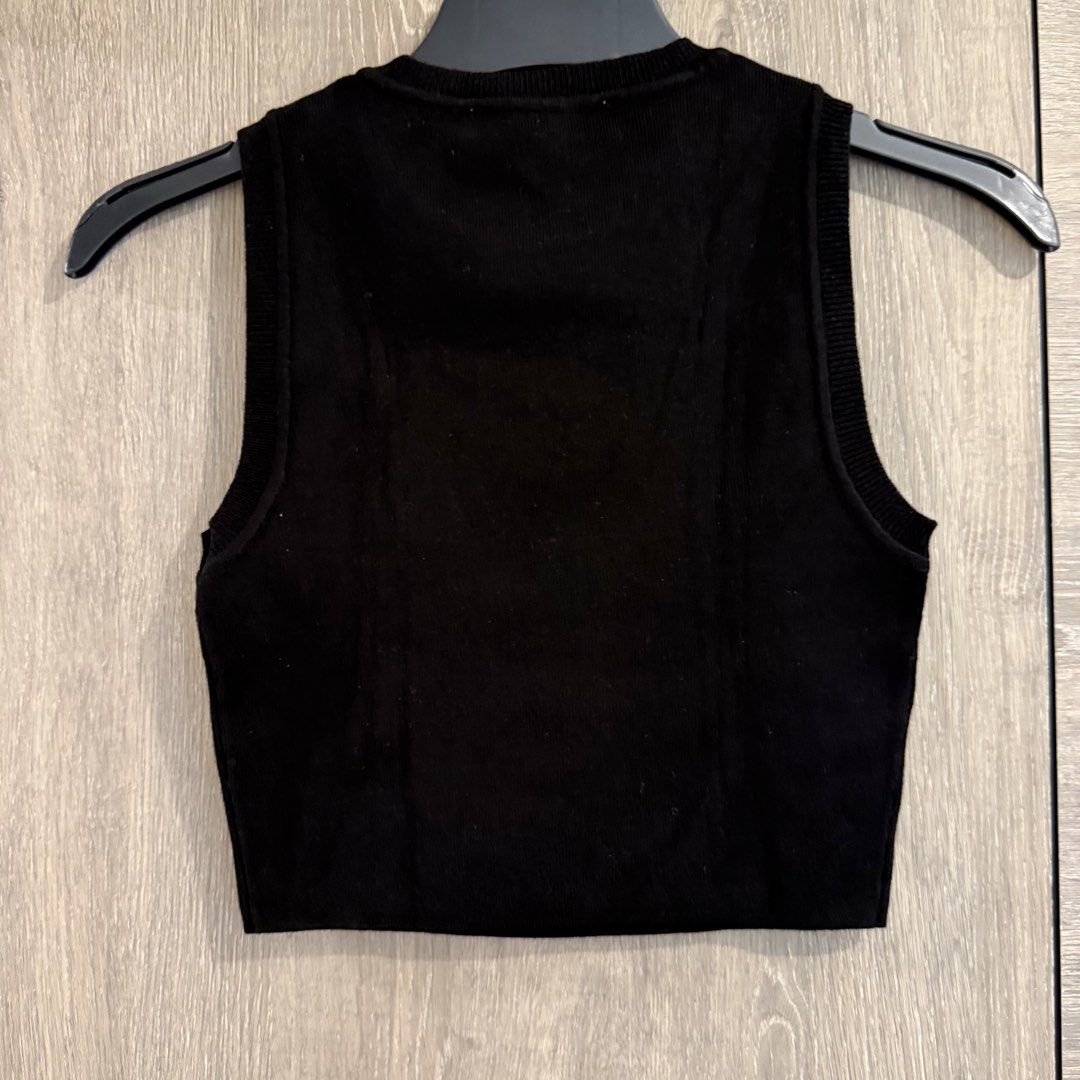 Zara Black Knit Crop Top （分類：背心）位於 Hong Kong。 由 loveshoppingalot 提交（商品編號 1451966864，圖片 3）。簡介： Chest 24” (up to 32”) Length 14.5”。