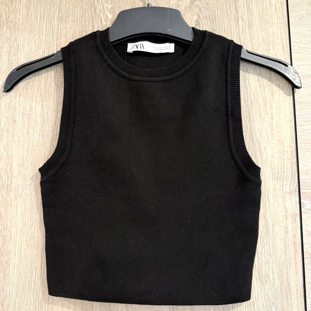 Zara Black Knit Crop Top （分類：背心）位於 Hong Kong。 由 loveshoppingalot 提交（商品編號 1451966864，圖片 1）。簡介： Chest 24” (up to 32”) Length 14.5”。