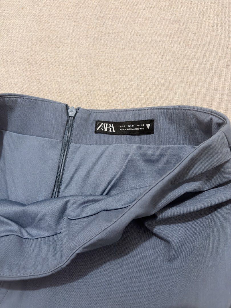 Zara ruched mini skirt in muted navy (Category: Skirts) located in Valenzuela. Submitted by andreaaah (Listing ID 1452023021, Image 3). Description: L13.5 W26-27 fits S.