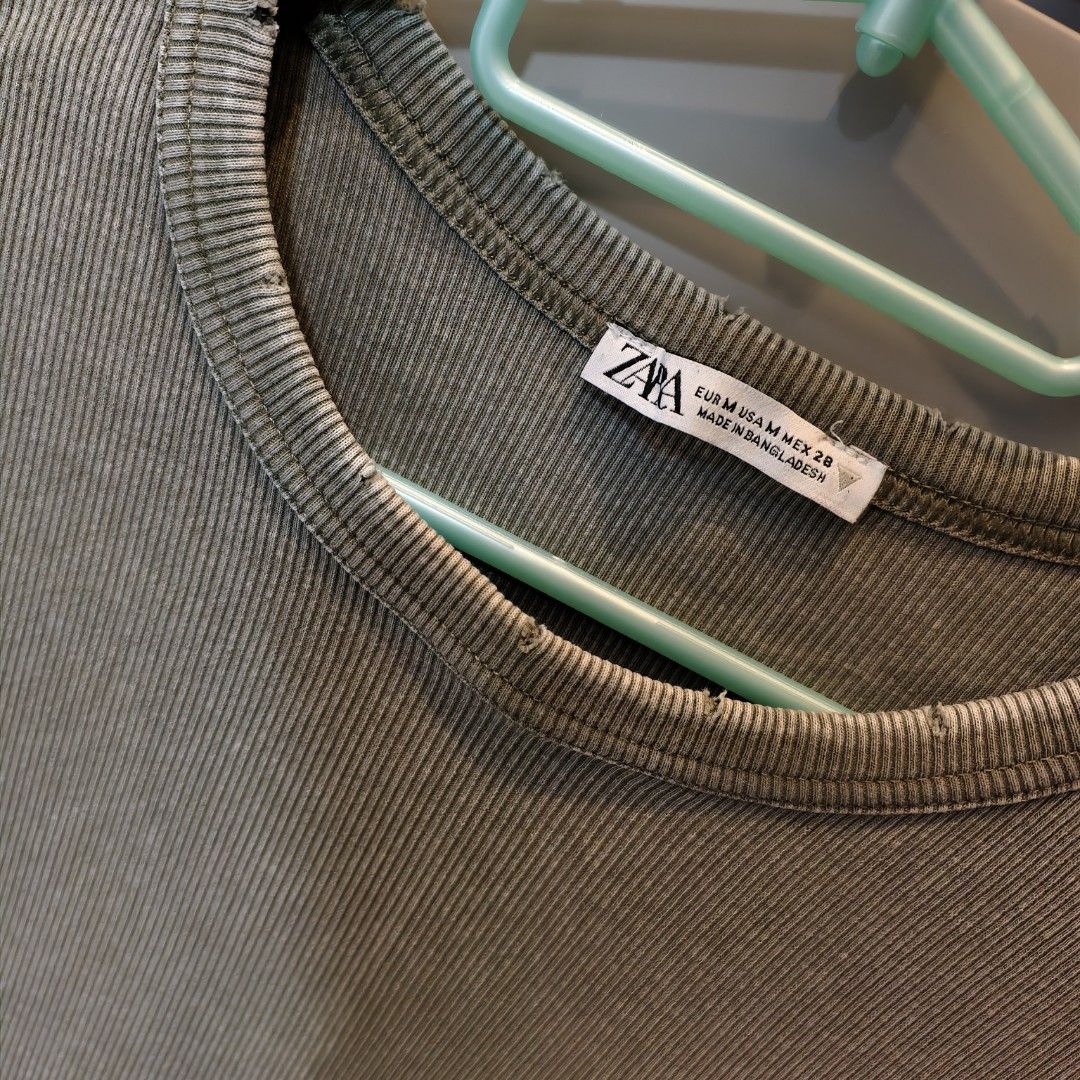 Zara Tee T-shirt 上衣 短袖 （分類：T-shirt）位於 Hong Kong。 由 black1638 提交（商品編號 1452058329，圖片 3）。簡介： 。